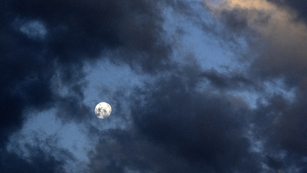 Skyer med måne