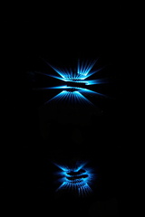 Blå figur-topaz-denoise-sharpen