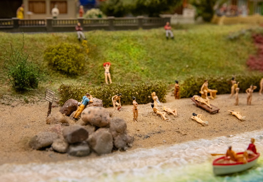 Naturister nær jernbane terræn og en luskebuks med kikkert