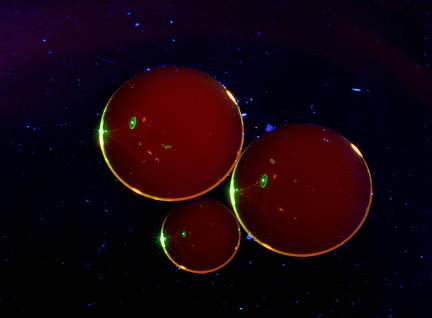 Oliedråber i vand. Space feeling